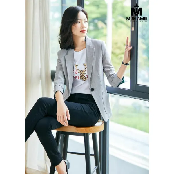 Blazer xám sáng lót tay xanh dương nổi bật